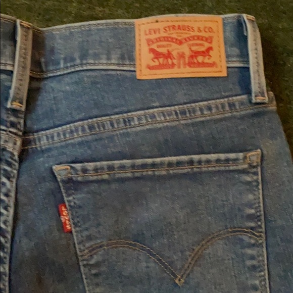 Blue Denim Levi’s -Skinny and High waisted w/rips - Picture 5 of 8